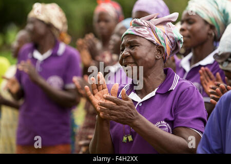Le donne di cestello Amongtaaba tessitori Gruppo, in Sumbrungu Zobiko Village, Bolgatanga District, Ghana, cantare e danzare insieme.