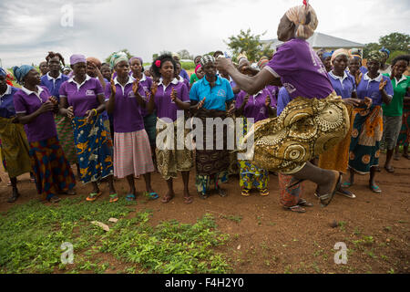 Le donne di cestello Amongtaaba tessitori Gruppo, in Sumbrungu Zobiko Village, Bolgatanga District, Ghana, cantare e danzare insieme.
