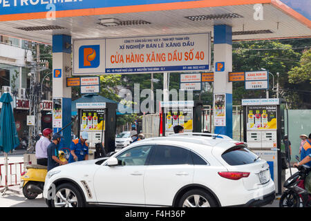 Auto e scooter per arresto combustibile ad una Petrolimex gas station in Ho Chi Minh city center,Vietnam Foto Stock