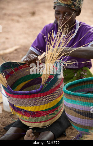 Il commercio equo e solidale, ornati in cesti di paglia sono tessute dalle donne del cestello Amongtaaba tessitori Gruppo in Bolgatanga distretto, Ghana.