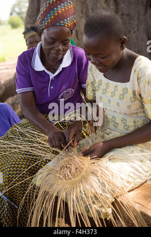 Il commercio equo e solidale, ornati in cesti di paglia sono tessute dalle donne del cestello Amongtaaba tessitori Gruppo in Bolgatanga distretto, Ghana.