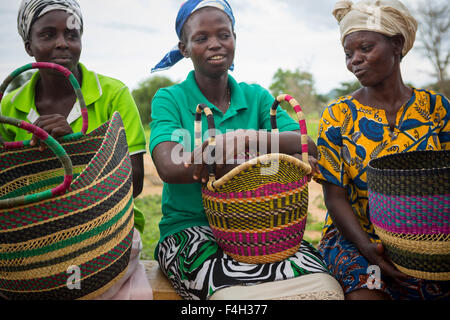 Il commercio equo e solidale, ornati in cesti di paglia sono tessute dalle donne del cestello Asungtaaba tessitori Gruppo in Bolgatanga distretto, Ghana. Foto Stock