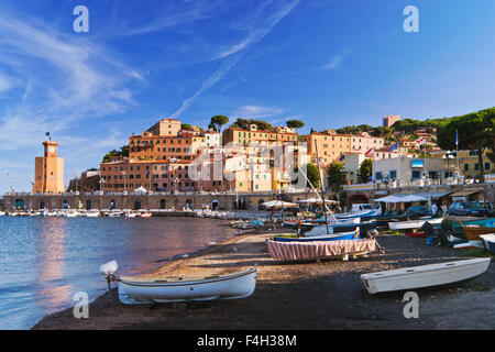 Di ritorno dalla spiaggia ci sono accolti dallo splendido panorama di Rio Marina, toscano centro balneare situato sul lato est di El Foto Stock