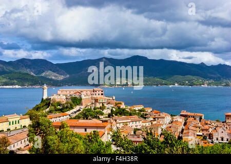 Panorama del Forte Stella e il faro di Portoferraio città del turismo e cultura dell'Isola d'Elba Foto Stock