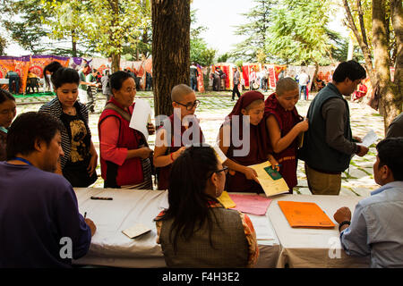 Mcleodganj, Himachal Pradesh. Il 18 ottobre 2015. Esiliati tibetani di esprimere il loro voto nel turno preliminare di elezione parlamentare a Namgyal monastero. Foto Stock