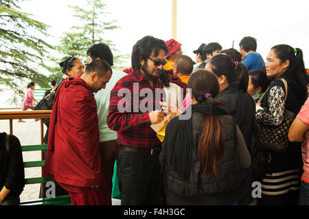 Mcleodganj, Himachal Pradesh. Il 18 ottobre 2015. Inceppamento Lukar parlando al popolo tibetano a elezioni parlamentari. Foto Stock