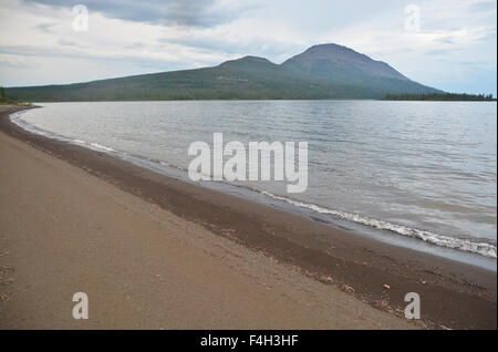 Riva sabbiosa del lago in altopiano Putorana. Nuvoloso paesaggio del lago profondo, Putorana, Taymyr, Russia. Foto Stock