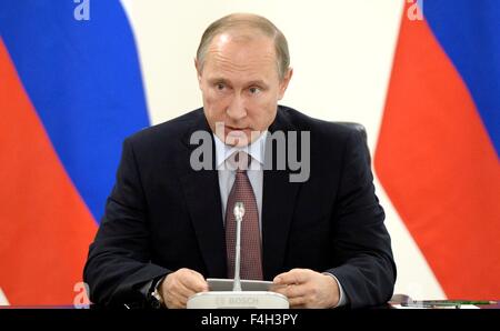 Il presidente russo Vladimir Putin conferisce al fine di iniziare i lavori di costruzione di Amur impianto di trattamento di gas 14 ottobre 2015 vicino Uglegorsk, Russia. Di Amur impianto di trattamento di gas è attualmente il solo impianto del suo genere in Siberia orientale e l'Estremo Oriente. Foto Stock