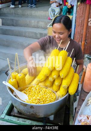 Mais cotto a vapore e altri cibi di strada sono disponibili presso le miniere Parco Vista a Baguio, Filippine. Foto Stock