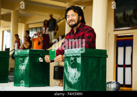 Mcleodganj, Himachal Pradesh. Il 18 ottobre 2015. Inceppamento Lukar fusione il suo voto nel turno preliminare di elezione parlamentare a Namgyal monastero. Ringraziamo Abhishek bali/Alamy Live News Foto Stock