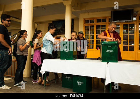 Mcleodganj, Himachal Pradesh. Il 18 ottobre 2015. Esiliati tibetani di esprimere il loro voto nel turno preliminare di elezione parlamentare a Namgyal monastero. Ringraziamo Abhishek bali/Alamy Live News Foto Stock