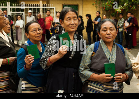 Mcleodganj, Himachal Pradesh. Il 18 ottobre 2015. Esiliati tibetani di esprimere il loro voto nel turno preliminare di elezione parlamentare a Namgyal monastero. Ringraziamo Abhishek bali/Alamy Live News Foto Stock