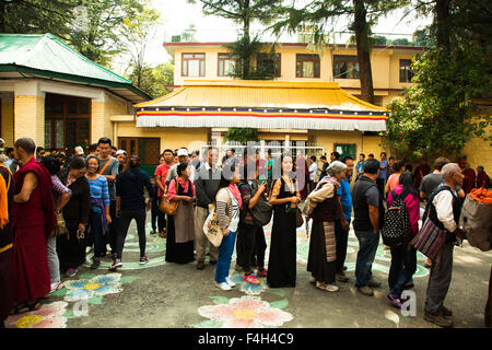 Mcleodganj, Himachal Pradesh. Il 18 ottobre 2015. Esiliati tibetani in coda per il loro voto nel turno preliminare di elezione parlamentare a Namgyal monastero. Ringraziamo Abhishek bali/Alamy Live News Foto Stock