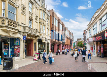 Negozi su Westgate Street nel centro della città, Ipswich, Suffolk, Inghilterra, Regno Unito Foto Stock