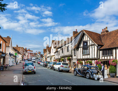 La High Street con The Swan Hotel a destra, Lavenham, Suffolk, Inghilterra, Regno Unito Foto Stock