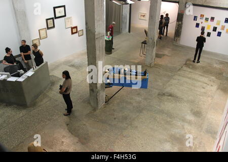 Tel Aviv, Israele. Xvi oct, 2015. Una mummia-come la scultura con un grande dildo giace ricoperta in plastica blu sulla lamina di un verde oliva barella militare da parte di Israele artista Alon Andorn presso la galleria di arte contemporanea "dall' Golconda a Tel Aviv, Israele, 16 ottobre 2015. Circa 75 l'artista sta presentando il loro lavoro presso la mostra 'Beuys, Beuys, Beuys' che didcated a tedesco azione artista Joseph Beuys (1921 - 1986) e corre fino alla fine di novembre 2015. Foto: Sara Lemel/dpa/Alamy Live News Foto Stock