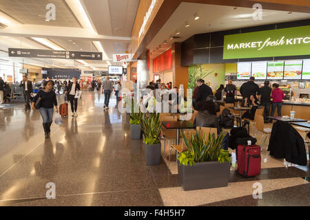 Aeroporto Logan di Boston; interni, lounge partenze Terminal A, Aeroporto Internazionale Logan, Boston USA Foto Stock