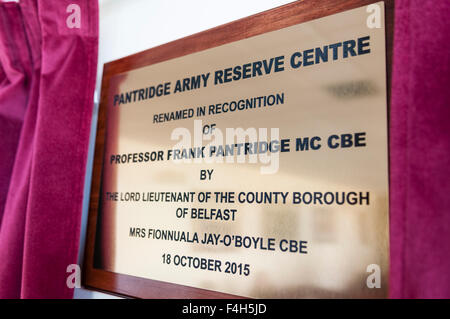 Belfast, Irlanda del Nord, 18 ott 2015 - Esercito Centro di riserva in Sunnyside Street è stata rinominata in onore del Professor Frank Pantridge chi ha inventato il defibrillatore portatile. Credito: Stephen Barnes/Alamy Live News Foto Stock