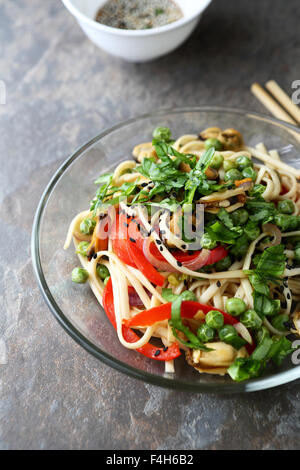 Asian tagliatelle con frutti di mare, cibo closeup Foto Stock