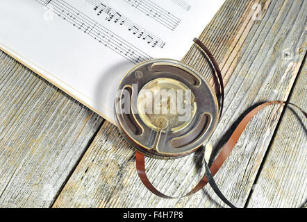 Vecchia musica nastro con note musicali Foto Stock