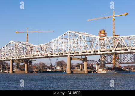 Il ponte Kennedy, nuova I-65 ponte (in costruzione) e quattro grandi Ponte sul Fiume Ohio a Louisville, Kentucky. Foto Stock