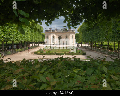 Il Petit Trianon Padiglione francese edificio tra il fogliame del giardino Foto Stock