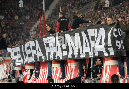 Stuttgart, Germania. Xviii oct, 2015. I fan di Stoccarda tenere un banner che recita "FB UEFA FIFA = MAFIA!' durante la Bundesliga tedesca partita di calcio tra VfB Stuttgart e FC Ingolstadt 04 al Mercedes-Benz Arena a Stoccarda, Germania, 18 ottobre 2015. Foto: MARIJAN MURAT/DPA (EMBARGO CONDIZIONI - ATTENZIONE: grazie alle linee guida di accreditamento, il DFL consente solo la pubblicazione e utilizzazione di fino a 15 immagini per corrispondenza su internet e nei contenuti multimediali in linea durante la partita.) © dpa/Alamy Live News Foto Stock