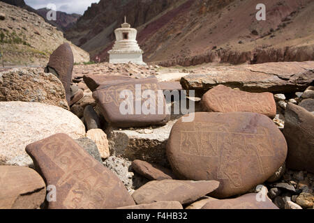 India, Jammu e Kashmir, Ladakh, Miru, mani pietre con mantra inscritto in tibetano Script Foto Stock