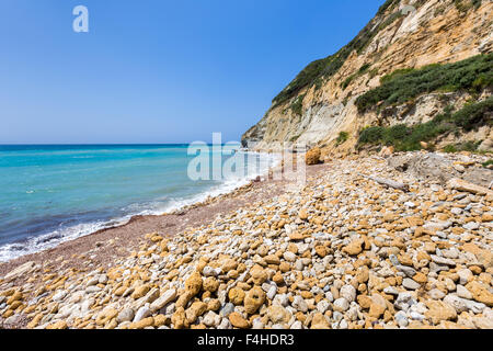 Il paesaggio della costa con spiaggia sassosa, montagna e mare blu in Grecia KEFALONIA Foto Stock