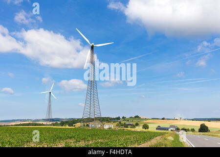Due mulini a vento in campagna con il cielo blu e nuvole bianche in Germania Foto Stock