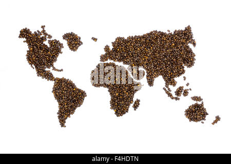 Mappa mondo riempito con i chicchi di caffè isolato su sfondo bianco Foto Stock