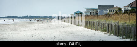 La stoltezza Beach, Carolina del Sud, Stati Uniti d'America. Xvii oct, 2015. Multi-colore di case sulla spiaggia siediti nelle dune lungo follia Beach, Carolina del Sud, appena a sud di Charleston. La stoltezza Beach è una delle diverse aree lungo la costa vicino a Charleston con spiaggia case e villette e case utilizzato come una seconda casa per vacanze e week end. I colori e il layout variano con la maggior parte dei disegni, a basso profilo eaves, persiane e costruzione robusta, tenendo conto delle condizioni climatiche avverse, i venti forti e pioggia compresi uragani. Molte case scelgono di avere una passerella in legno rialzata a span basse dune mobili e praterie con scalinate desce Foto Stock