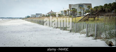 La stoltezza Beach, Carolina del Sud, Stati Uniti d'America. Xvii oct, 2015. Multi-colore di case sulla spiaggia siediti nelle dune lungo follia Beach, Carolina del Sud, appena a sud di Charleston. La stoltezza Beach è una delle diverse aree lungo la costa vicino a Charleston con spiaggia case e villette e case utilizzato come una seconda casa per vacanze e week end. I colori e il layout variano con la maggior parte dei disegni, a basso profilo eaves, persiane e costruzione robusta, tenendo conto delle condizioni climatiche avverse, i venti forti e pioggia compresi uragani. Molte case scelgono di avere una passerella in legno rialzata a span basse dune mobili e praterie con scalinate desce Foto Stock