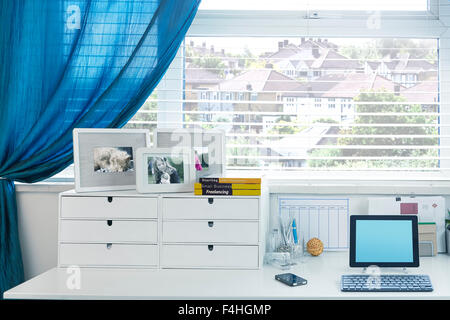 Immagine della scrivania da ufficio con computer tablet e altri accessori  Foto stock - Alamy