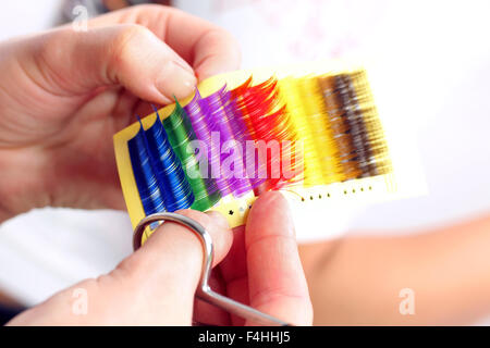 Lash processi decisionali, ciglia set estensione in stilista mani, primo piano Foto Stock