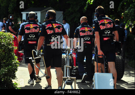 Red Bull F1 Team meccanica tirare delle apparecchiature nel paddock di Goodwood Festival of Speed NEL REGNO UNITO. Foto Stock