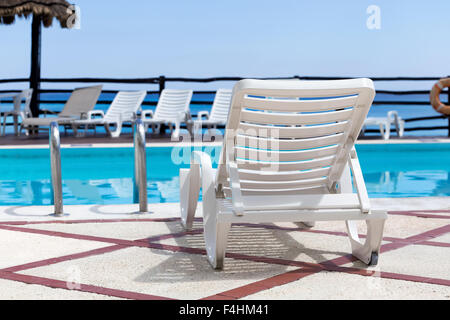 Lounge lettini vicino alla piscina, vicino al Mar dei Caraibi Foto Stock