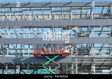 Sollevatore a forbice piattaforma di accesso sul sito di costruzione, Poyle, Berkshire, Inghilterra, Regno Unito Foto Stock