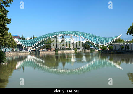 Il Ponte della Pace, un pedone ponte che attraversa il fiume Mtkvari a Tbilisi, capitale della Georgia. Foto Stock