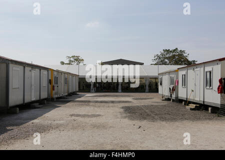 Atene, Grecia. Xviii oct, 2015. Il Elaionas Refugee Camp è costituito da righe di contenitori in cui i rifugiati vivono e tende per le attività della comunità. Volontari da Grecia, nonché espatriata e ai visitatori di Grecia visita il Elaionas Refugee Camp su una base regolare per fornire un programma per bambini, per i bambini che soggiornano in campo per un paio di giorni su una sosta sulla loro strada verso l'Europa occidentale. © Michael Debets/Pacific Press/Alamy Live News Foto Stock