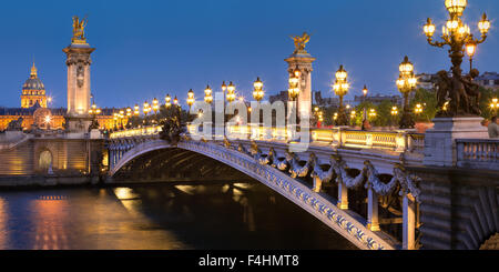 Pont Alexandre III (XIX secolo, stile architettonico Beaux-Arts), la Senna e Les Invalides al crepuscolo, Parigi, Francia Foto Stock