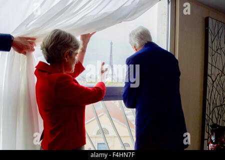 Parigi, Francia. Xviii oct, 2015. Il direttore generale dell'UNESCO Irina Bokova mostra U.S. Il segretario di Stato John Kerry la vista della Tour Eiffel dalla sua carica Ottobre 18, 2015 a Parigi, Francia. Foto Stock