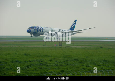 Vancouver, Canada. Xviii oct, 2015. ANA 787 Star Wars tema Dreamliner, che arriva da Tokyo rende il suo atterraggio inaugurale a YVR International Airport - Domenica 18 ottobre 2015 Vancouver Canada Credit: GerryRousseau/Alamy Live News Foto Stock