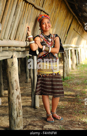 Kudat, Sabah Malaysia. 10 aprile 2013: una giovane donna di etnia Rungus indossando il costume tradizionale comporta per la telecamera durante t Foto Stock