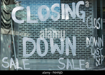 La chiusura di segno sulla finestra del negozio, Canal Walk, Swindon, Wiltshire, Inghilterra, Regno Unito Foto Stock