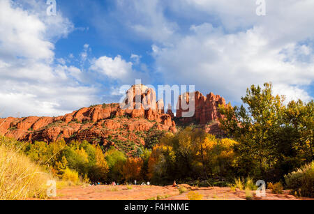 Gli ospiti godono di colore di autunno vicino Cattedrale Rock a Crescent Moon Ranch/Red Rock Crossing in Sedona Foto Stock