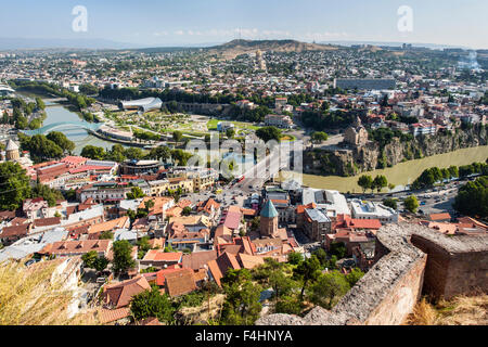 Alba vista sopra la città vecchia e il fiume Mtkvari a Tbilisi, capitale della Georgia. Foto Stock