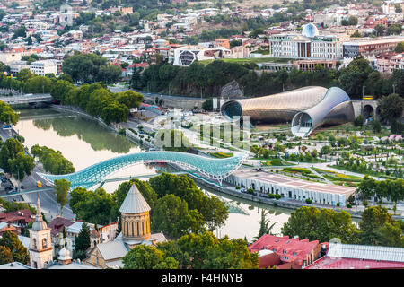 Alba vista su Tbilisi, capitale della Georgia, mostrando il parco Rike Theatre e il Peace Bridge spanning fiume Kura. Foto Stock