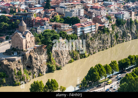 La Chiesa di Metekhi ed edifici che fiancheggiano il fiume Kura a Tbilisi, capitale della Georgia. Foto Stock