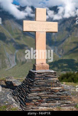 Croce di Gergeti Trinity Church nelle montagne del Caucaso a nord della Georgia. Foto Stock